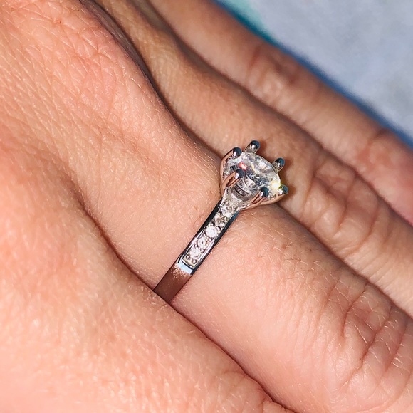 💍 Cubic Zirconia Solitaire Ring - Picture 2 of 6